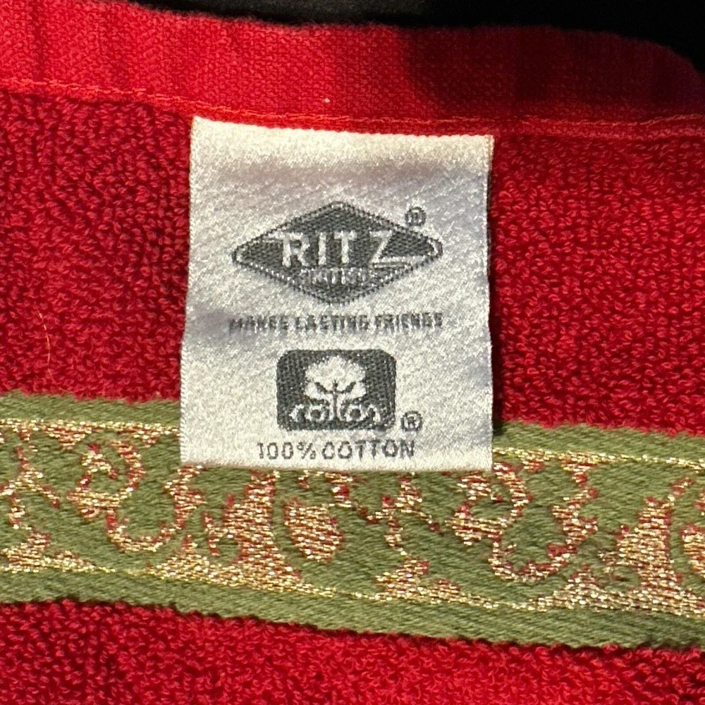RITZ Hand towel red 100% cotton rectangle classic‎ modern holiday Christmas Ball